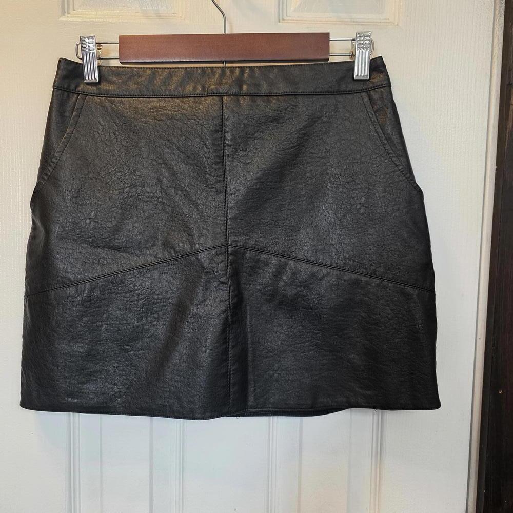 Lulu's Black Faux Leather Mini Skirt with Back Zipper and Pockets-Medium - Picture 1 of 8